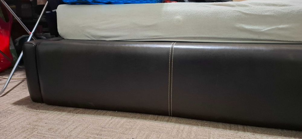 Pat cu somiera si tapiterie de piele