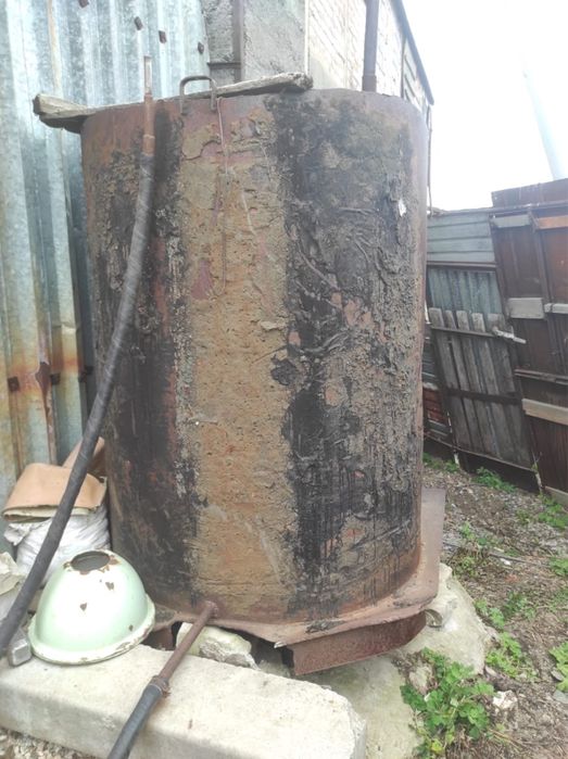 большая емкость из толстого металла