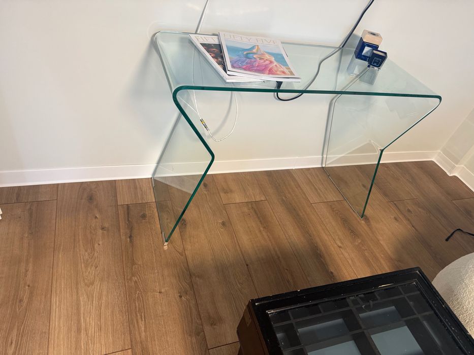 Стъклена конзола