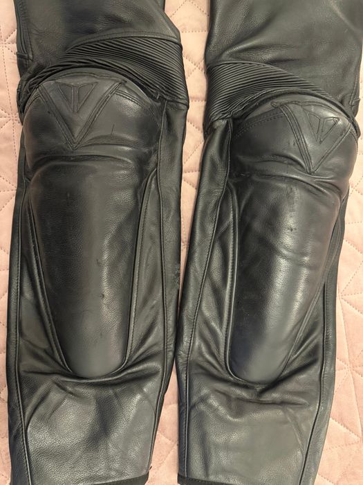 Pantaloni moto piele Dainese 46 cu protectii sold, genunvhi si tibie incluse
