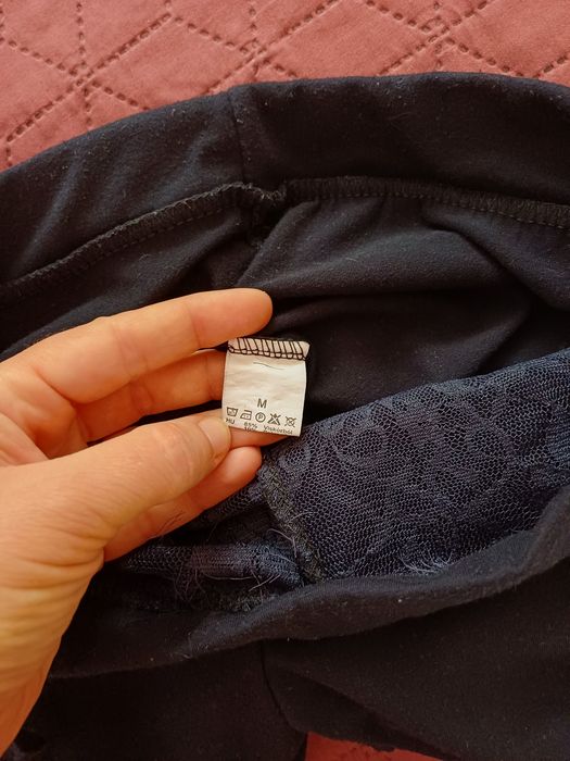 Vand colanți lungi cu model in față, marimea M. Materialul ce se vede sub tăieturi este dantelă.