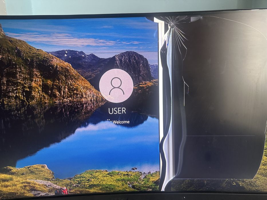 Продавам счупен монитор 144hz.