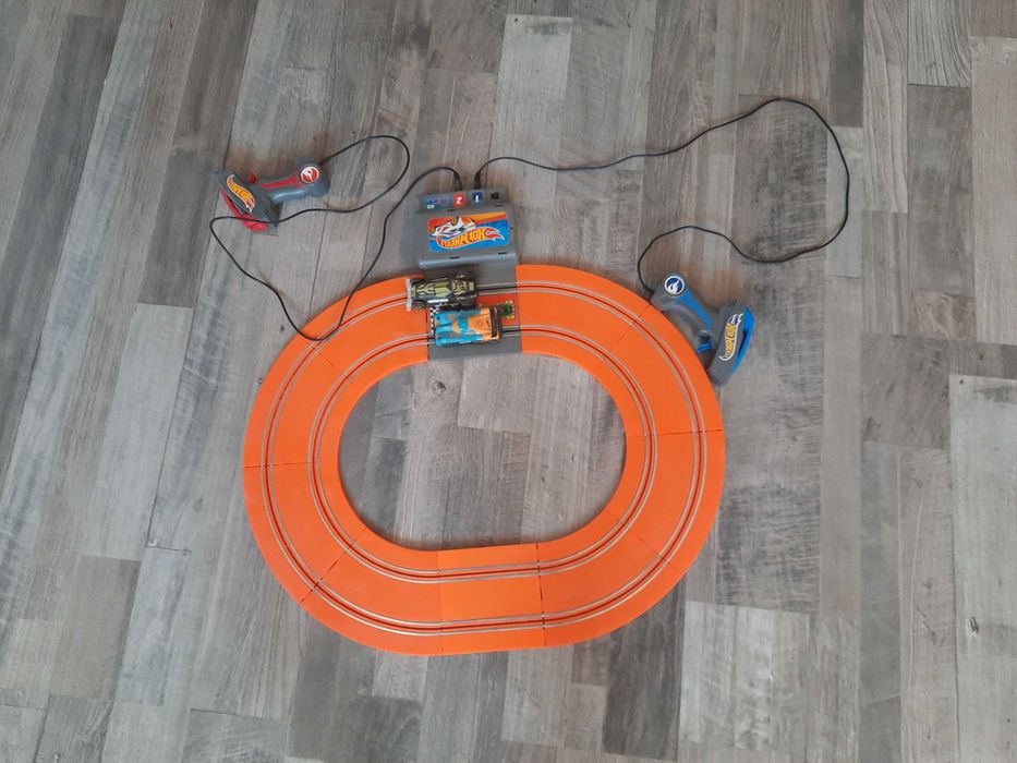 Продавам писта на хот уилс