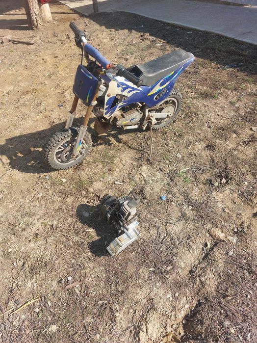 Motocros copii se vinde tot cese vede fac si schinb cu un moped...