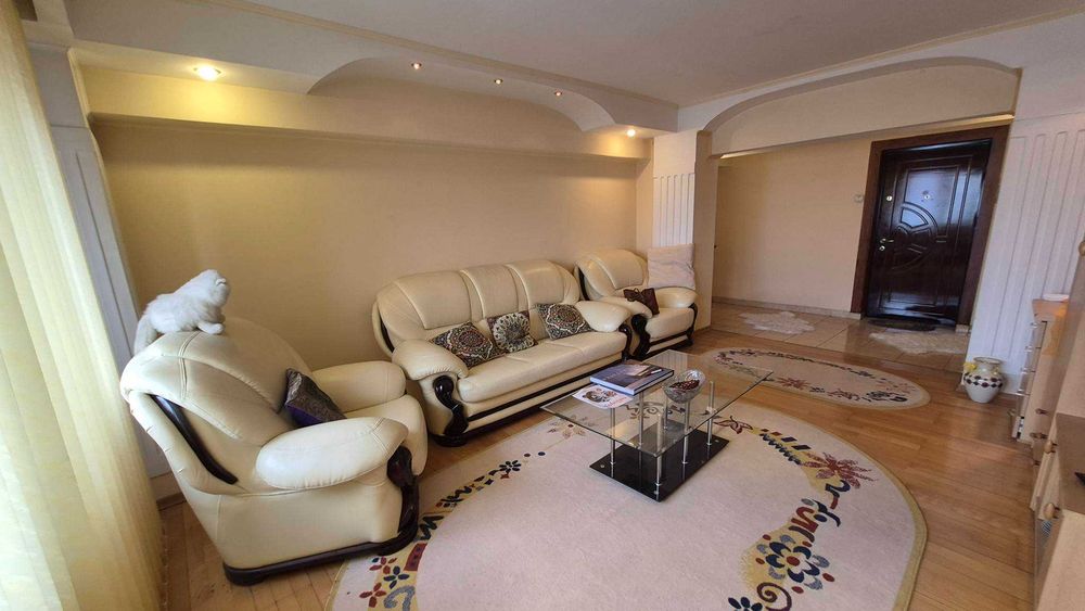 Apartament 3 camere la cheie in Onesti, zona de jos , 0757//678//898 .