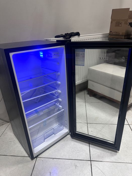 Xolodilnik Vitrina Mini  yangi
