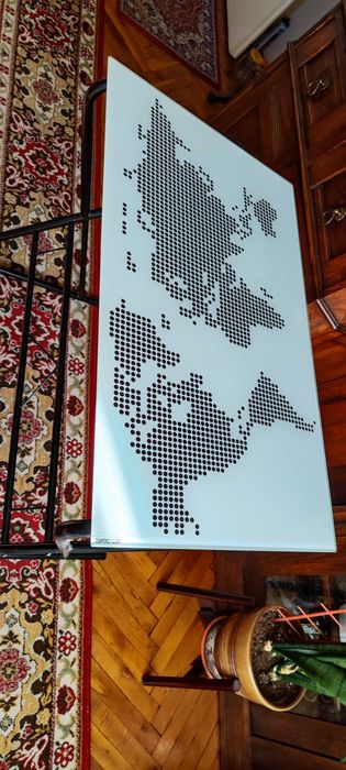 Стъклено бюро с мотив на карта на света