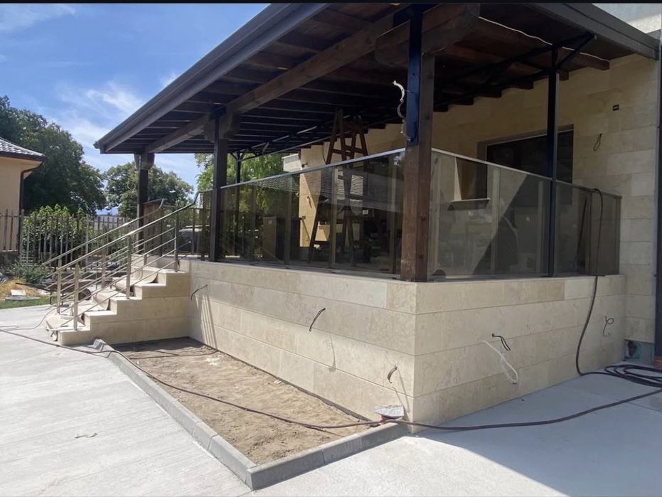 Алуминиеви и стъклени парапети