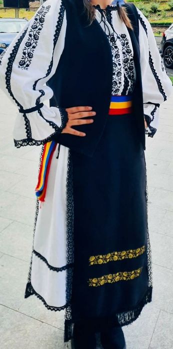 Costum popular fete, marimea L, ca nou
