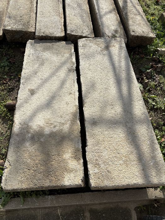 Стари външни стъпала с площадка от масивен гранит