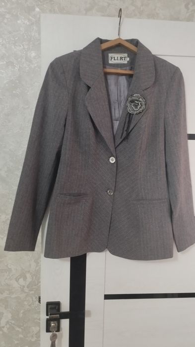 Продаётся брючный костюм в отличном состоянии размер 48-50