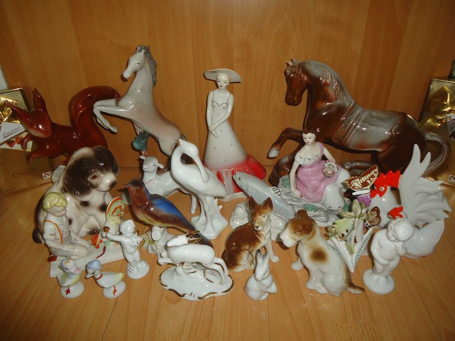 Bibelouri, fructiere, vaze, nostalgia comunista.