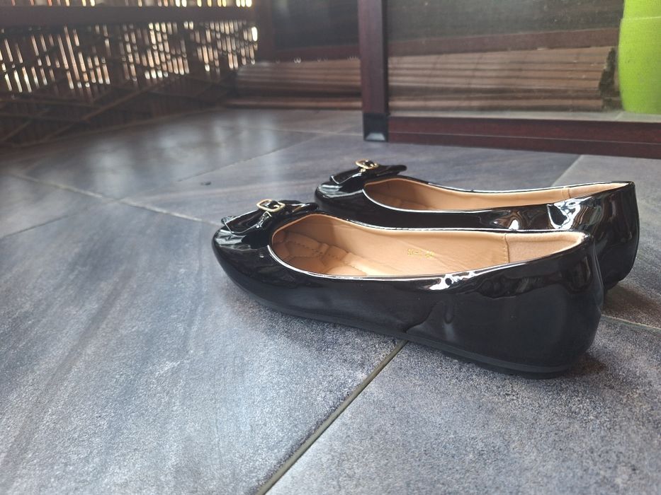 Черни лачени пантофки с панделка