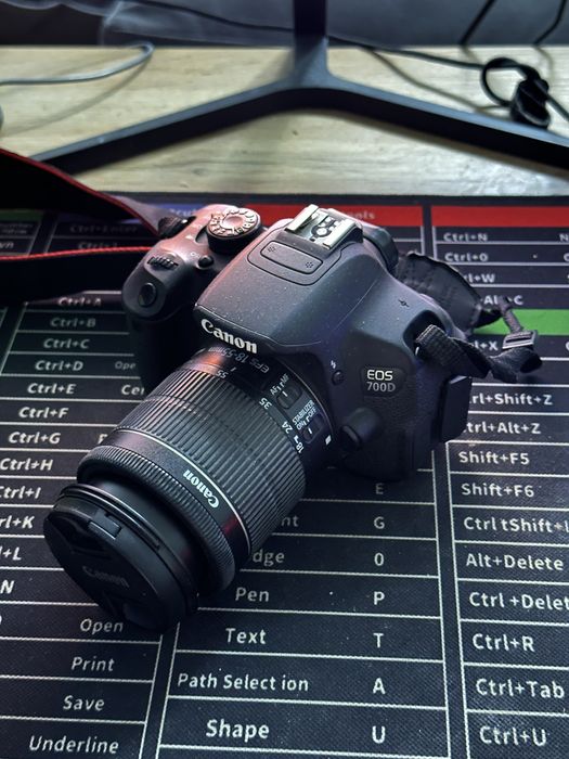 Canon 700D Body + объектив на 18-55мм