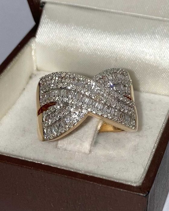 Inel superb din aur galben/alb 14 k+ 220 briliante/ baghete = 2ct, Swung design