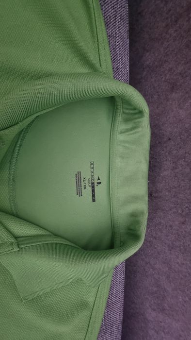 Vând 2 tricouri verzi, material sintetic, stil Polo/Golf