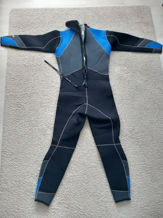 Vând costume pentru scufundări, diblverse mărimi și grosimi,noi,import