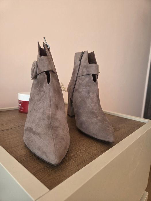 Бежови боти естествен велур Sara Pen