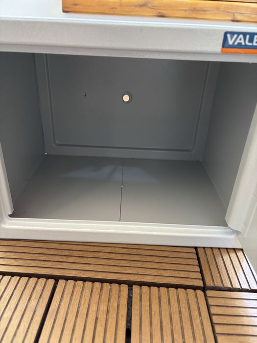 Сейф с електронно заключване