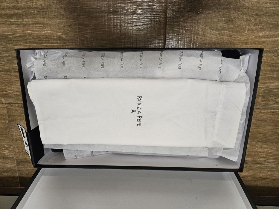 Оригинални Кожени Ботуши Patrizia Pepe.
Цвят: Черен. Заоблен връх. 
За