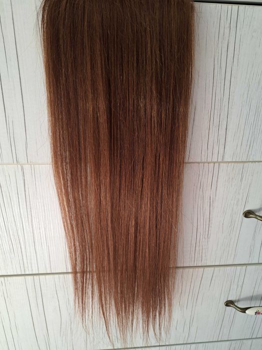 Естествена  кестенява коса.