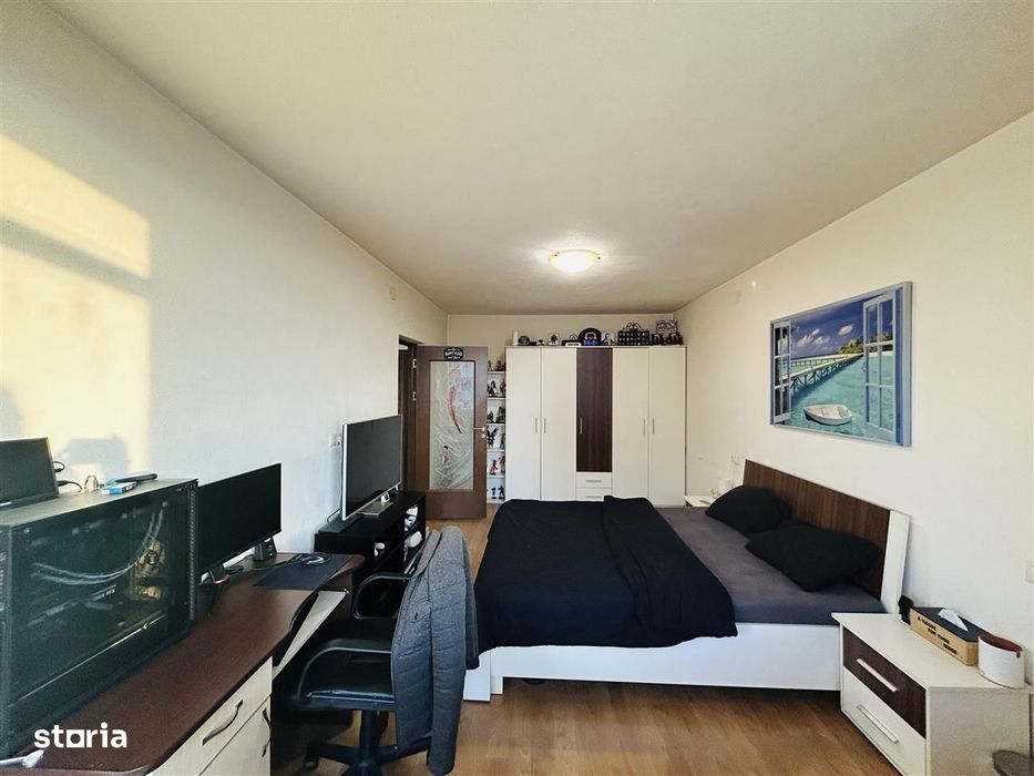 Apartament de vanzare 3 camere, balcon mare si pivnita - M. Viteazu