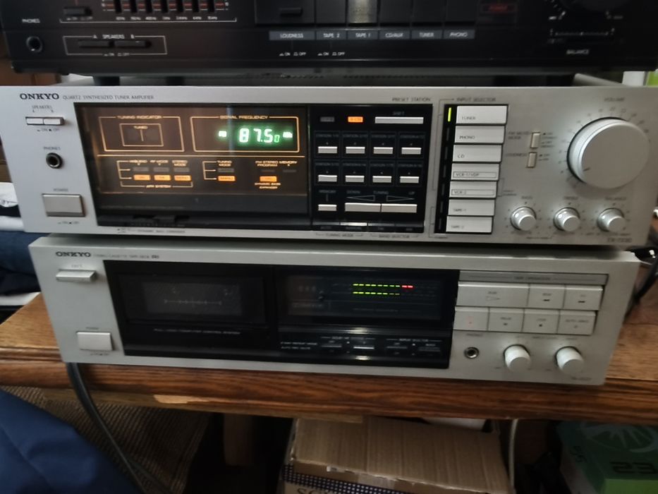 Linie Onkyo amplificator TX- 7330 și deck TA-2530