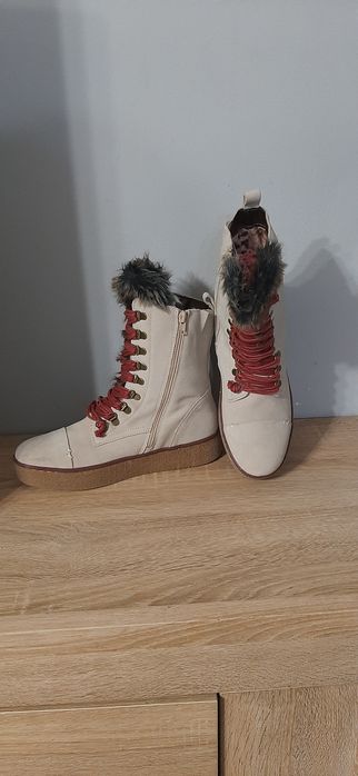 40 номер чисто Нови Ботуши BUGATTI
Естествен велур, регулиране на широ