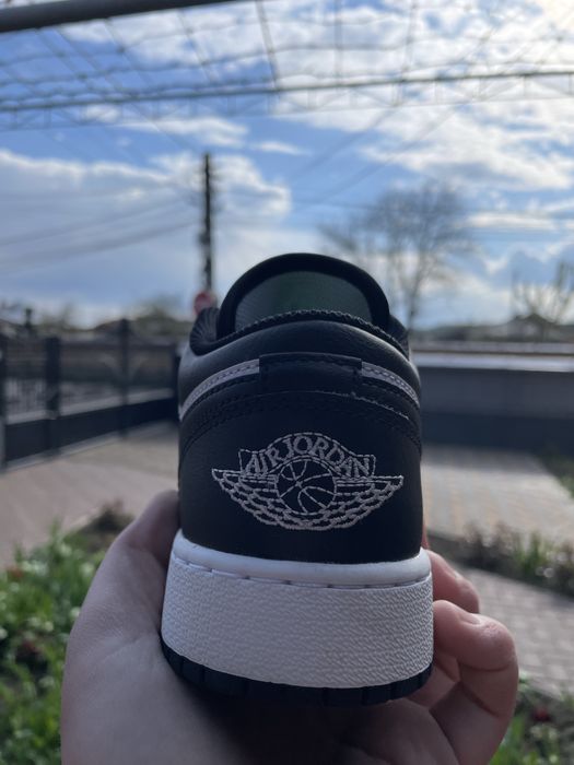 Jordan 1 low black and white