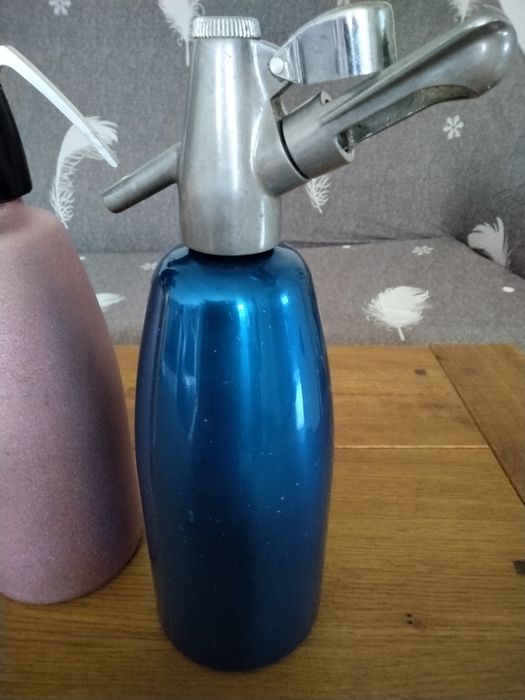 Продавам три броя стари метални сифони за газирана вода  за 10 €