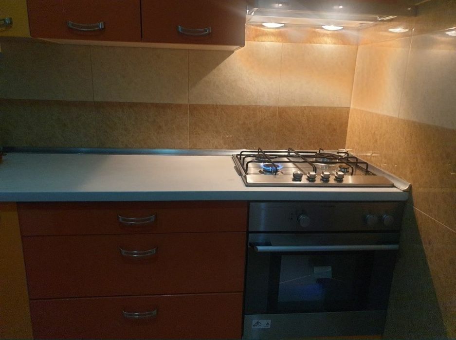 Închiriez  o cameră într-un apartament cu două camere, decomandat