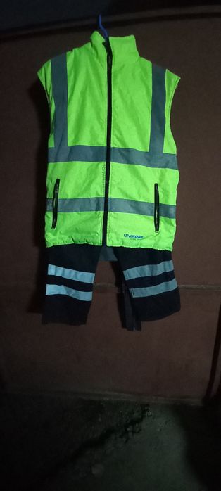 Vestă și pantaloni