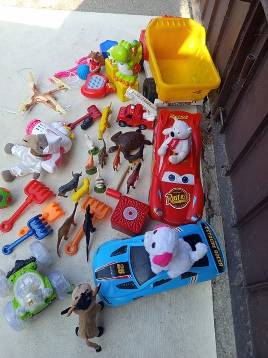 Продаются игрушки.