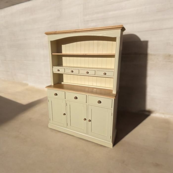 Мебели от масив с модерна визия