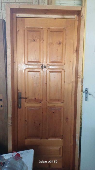 Ușă de exterior apartament masivă de brad Second Hand