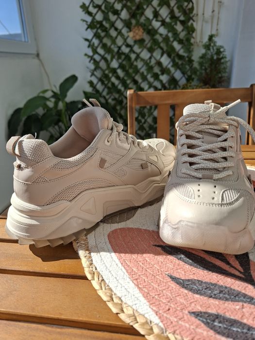 Бежови маратонки