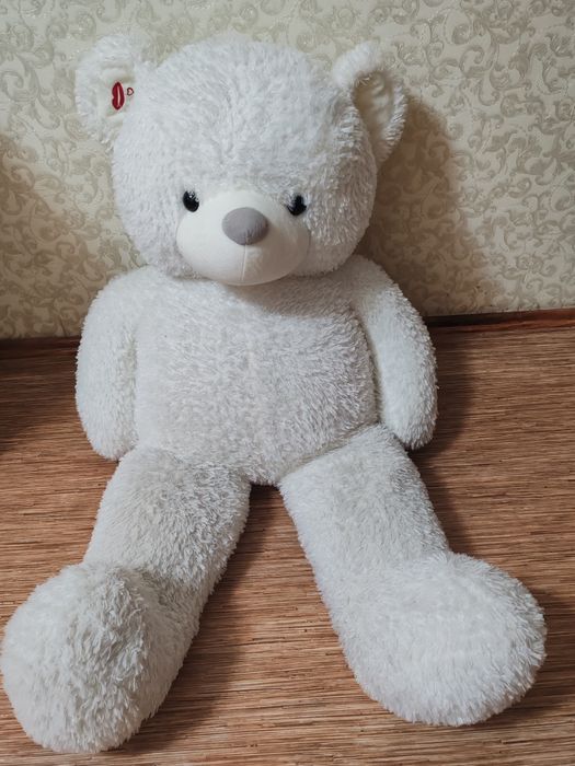 Большой плюшевый медведь