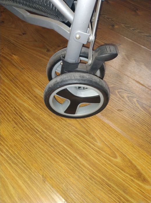 Предлагам детцка количка много запазена