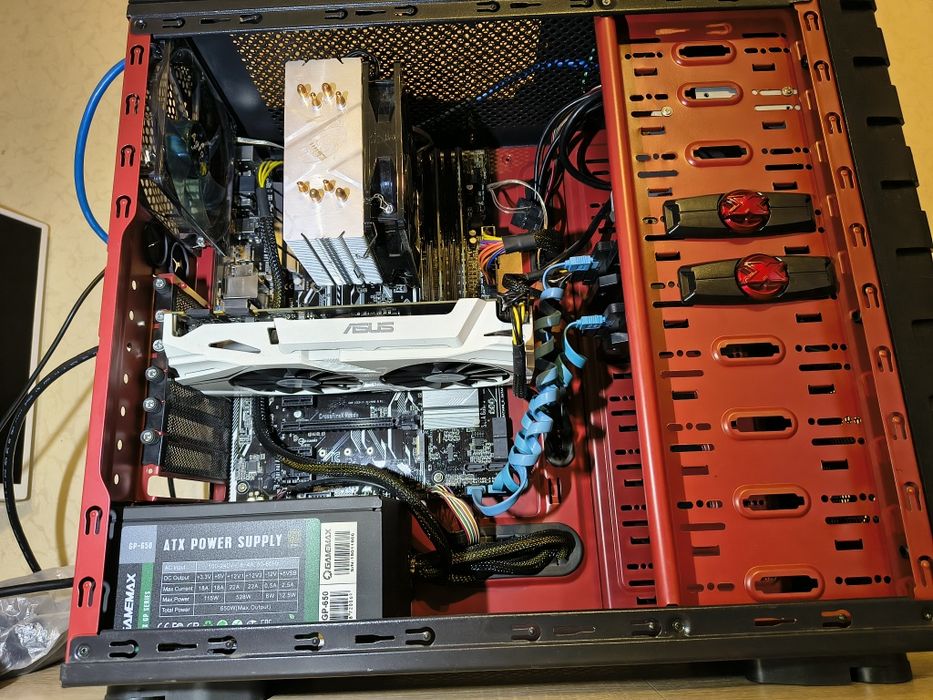 Intel Core I7, 32gB, Nvidia 1070 gtx.