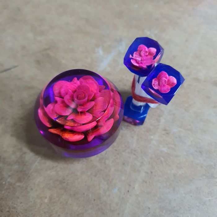 Брелоки в виде эмблем продам