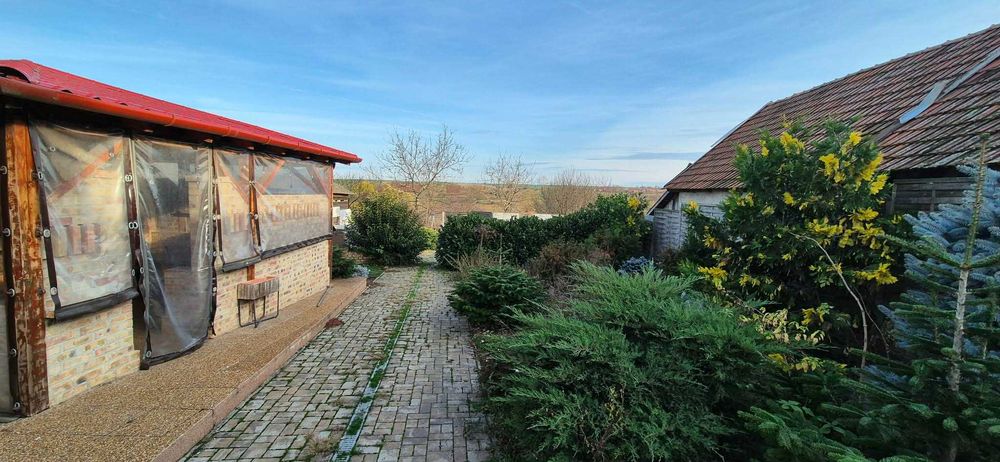 Casă spațioasă cu 6 camere, 3 garaje, livadă și grădină – Buduslău