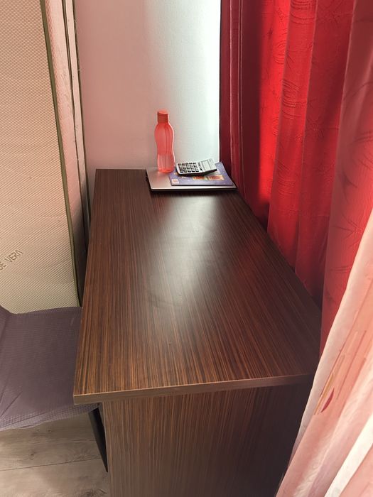 Birou cu comoda trei sertare