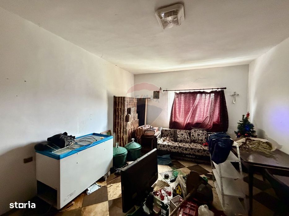 Casă cu 4 camere si teren 7727 mp Blidari