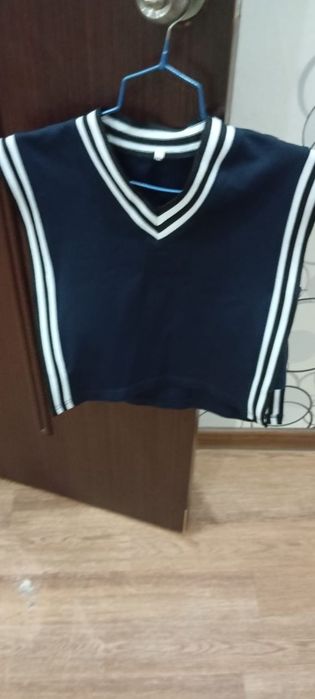 Продам жилетку школьную