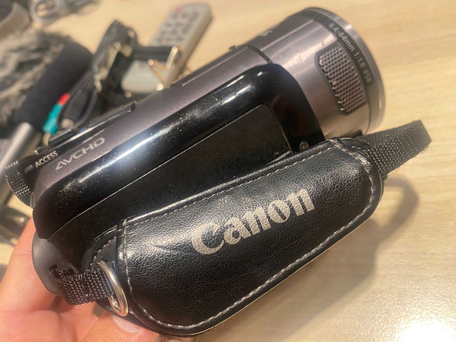 Видеокамера Canon VIXIA HF S100