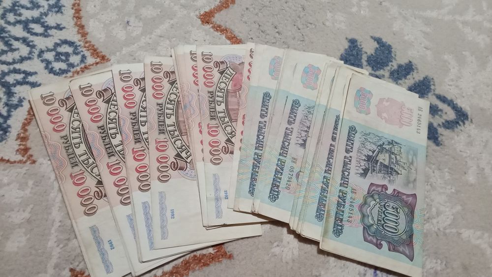 Купюры рубли 5000 и 10000
