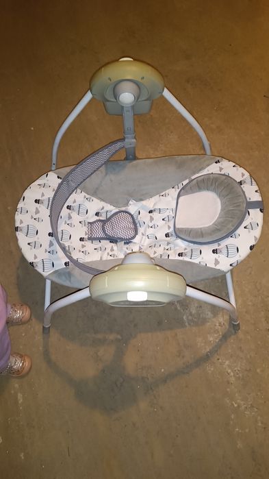 Leagan folosit pentru bebeluși. Se ridica personal din zona Lujerului.