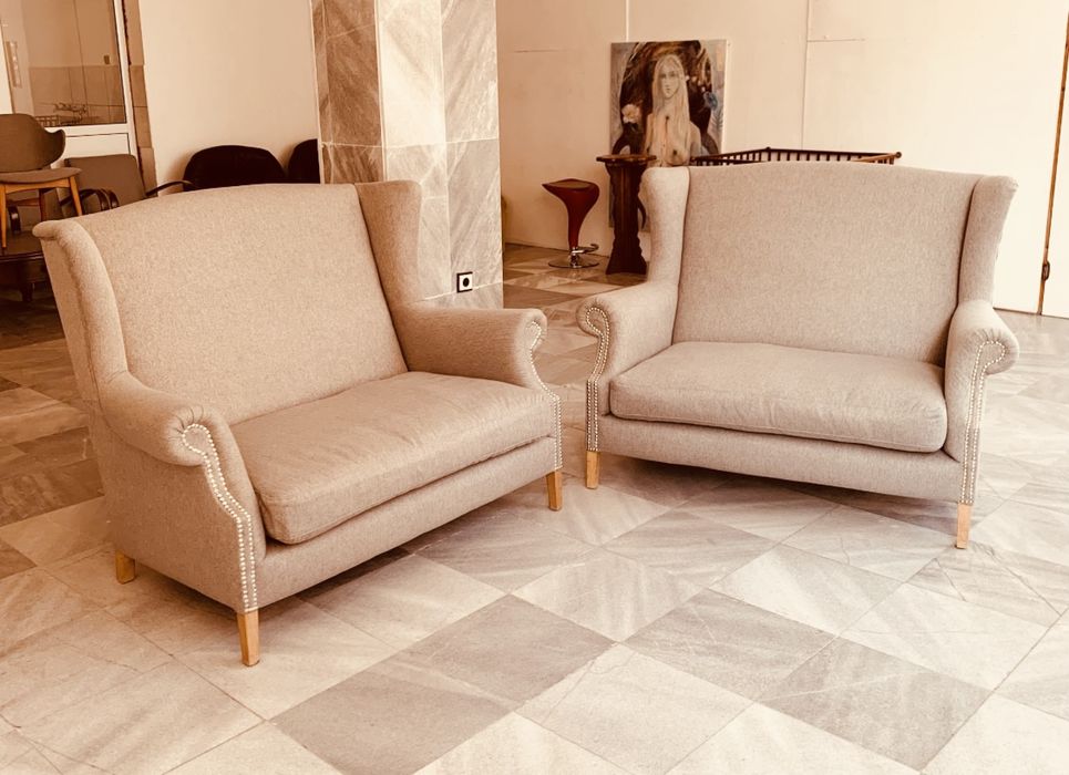 Шведски двуместен wingback диван – скандинавски дизайн