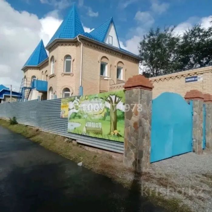 Трехэтажный коттедж в центре города