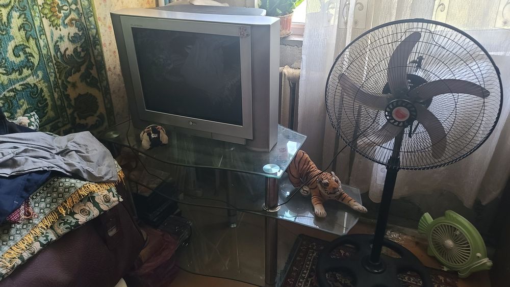 Стол стеклянный под телевизор!